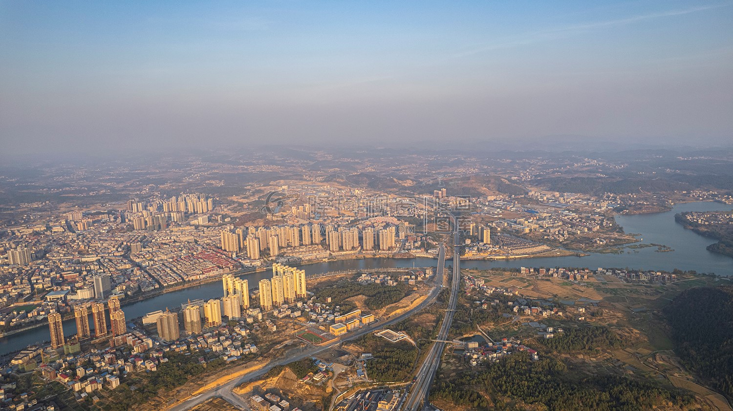 隆回封城第八天，夕阳下的隆回县城