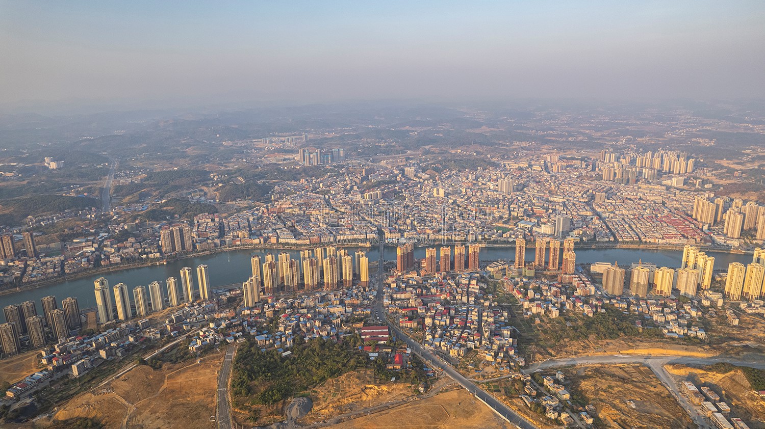 隆回封城第八天，夕阳下的隆回县城