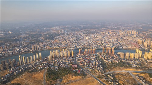 隆回封城第八天，夕阳下的隆回县城