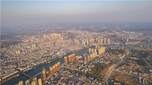 隆回封城第八天，夕阳下的隆回县城