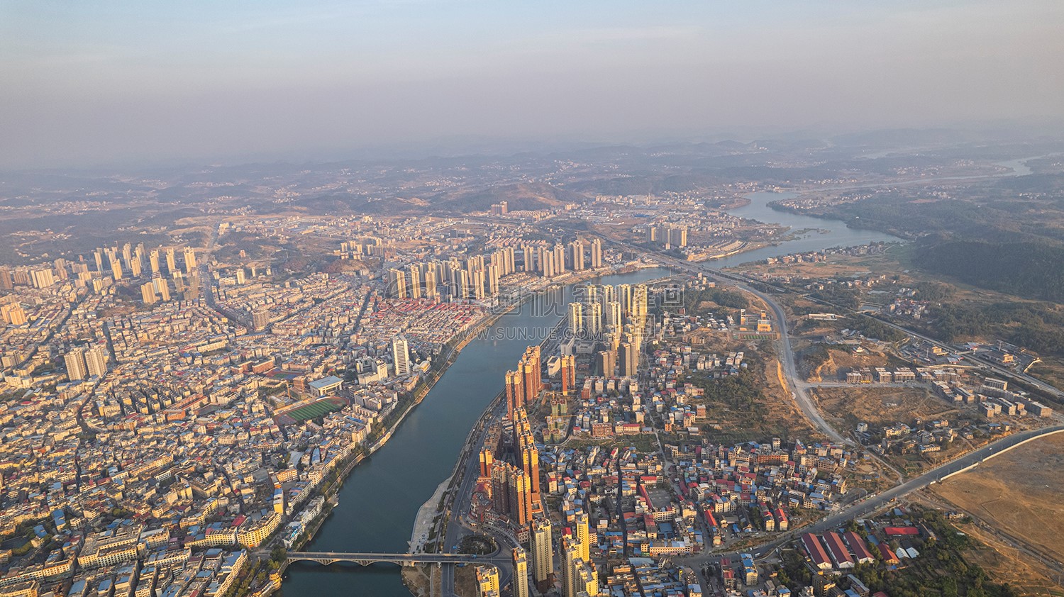 隆回封城第八天，夕阳下的隆回县城