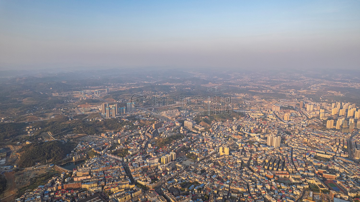 隆回封城第八天，夕阳下的隆回县城