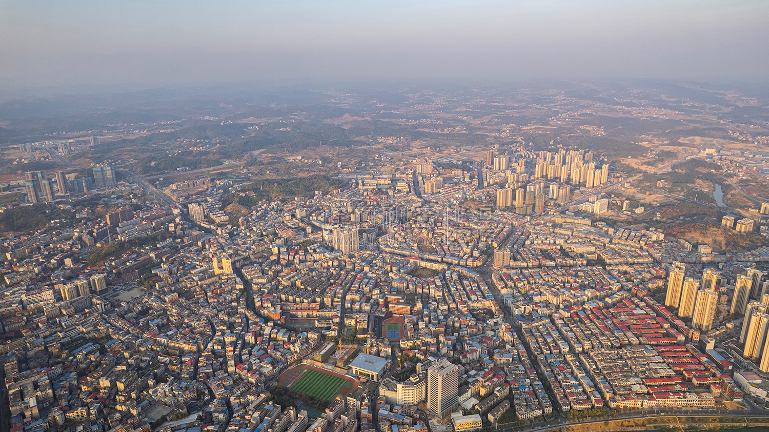 隆回封城第八天，夕阳下的隆回县城