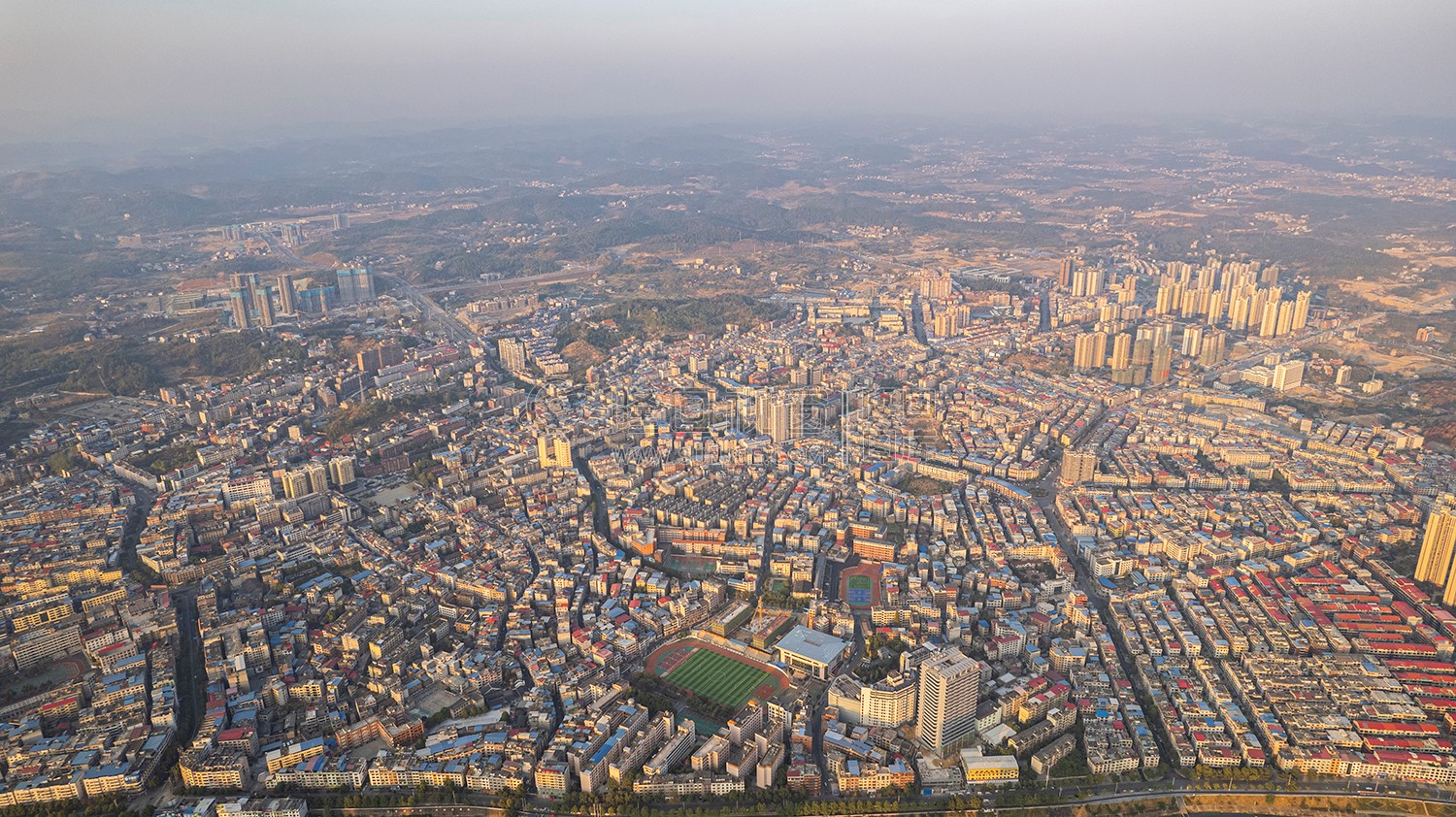 隆回封城第八天，夕阳下的隆回县城