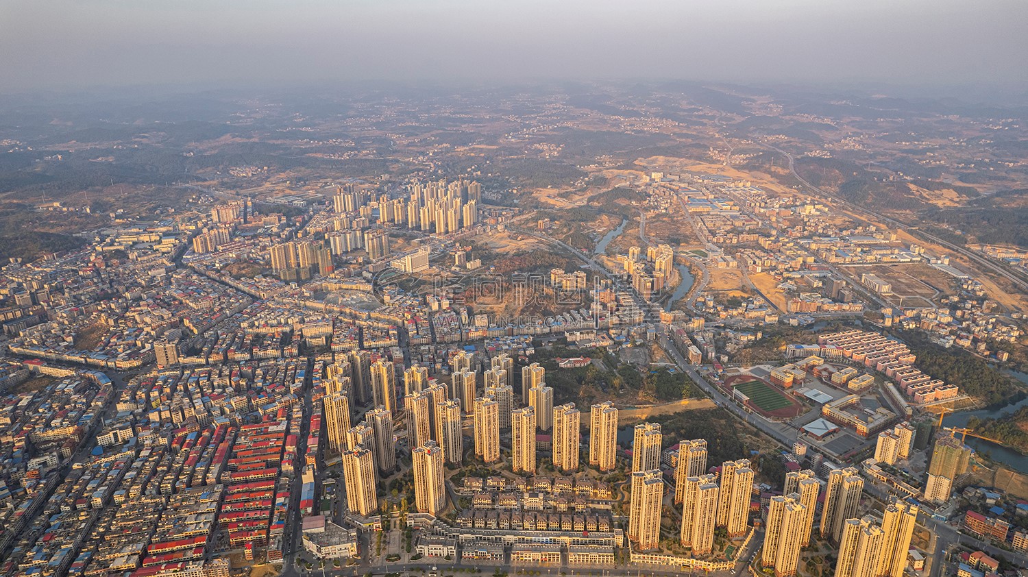 隆回封城第八天，夕阳下的隆回县城