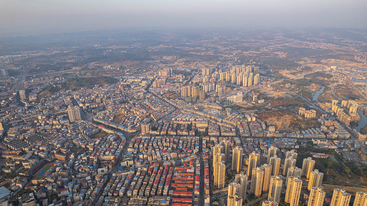 隆回封城第八天，夕阳下的隆回县城