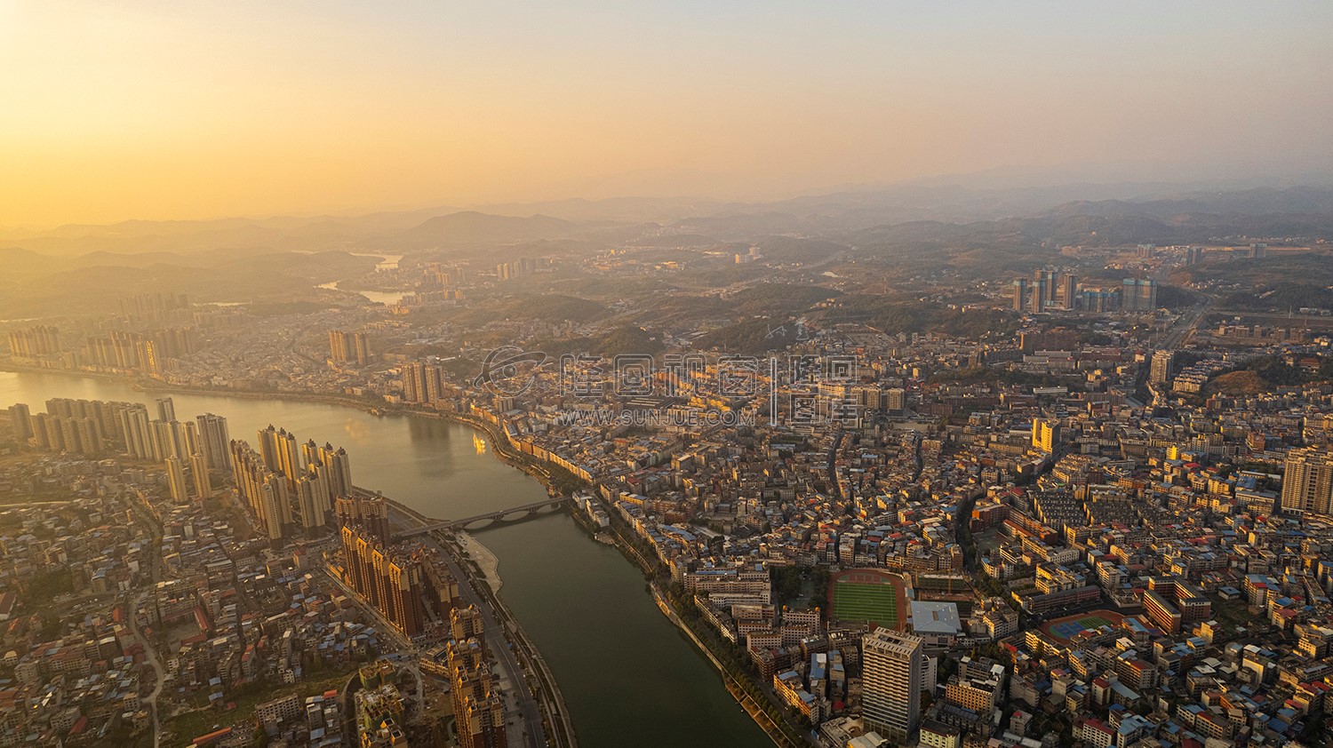 隆回封城第八天，夕阳下的隆回县城