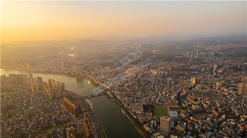隆回封城第八天，夕阳下的隆回县城
