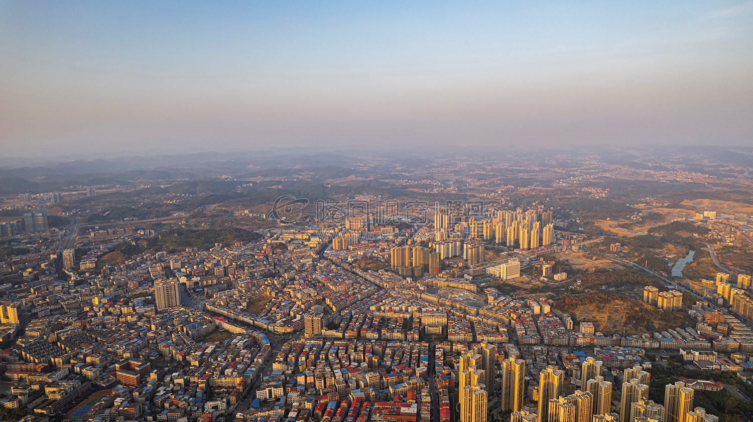 隆回封城第八天，夕阳下的隆回县城