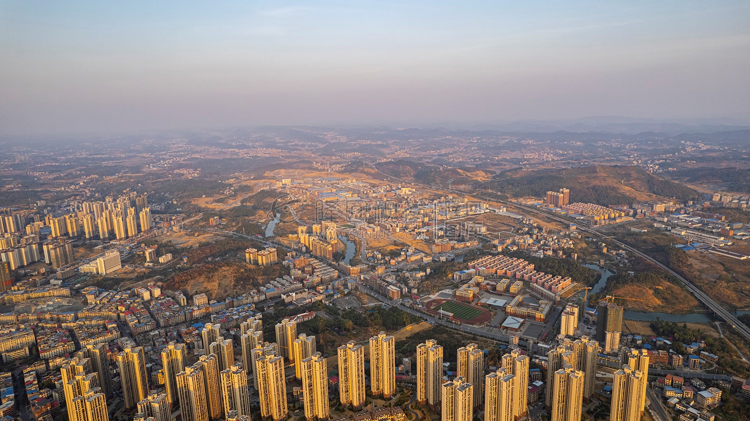 隆回封城第八天，夕阳下的隆回县城