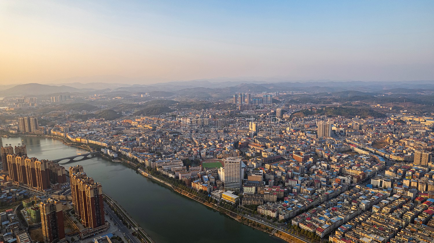 隆回封城第八天，夕阳下的隆回县城