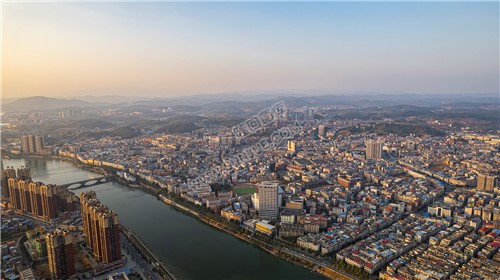 隆回封城第八天，夕阳下的隆回县城