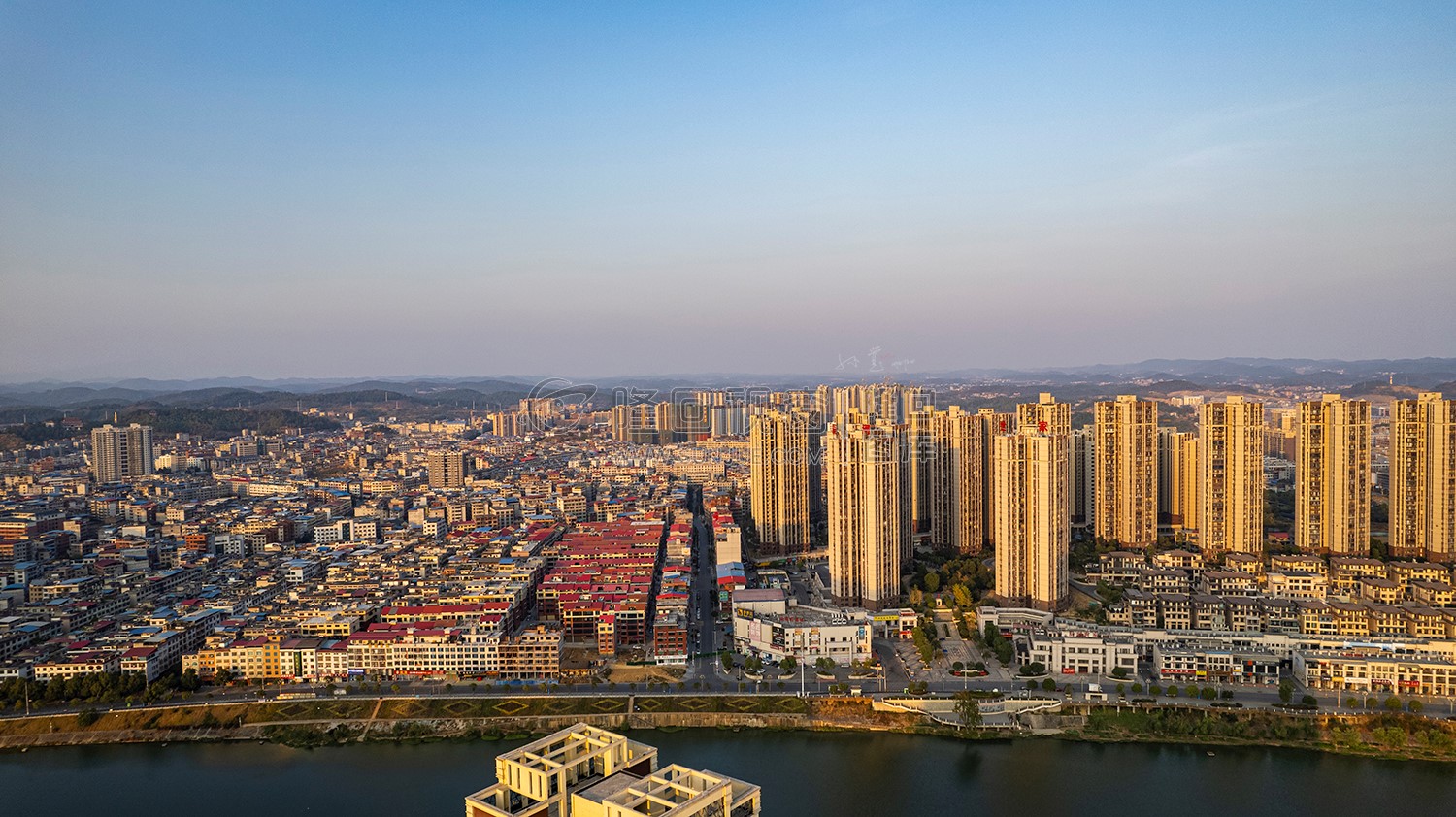 隆回封城第八天，夕阳下的隆回县城