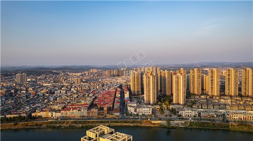 隆回封城第八天，夕阳下的隆回县城