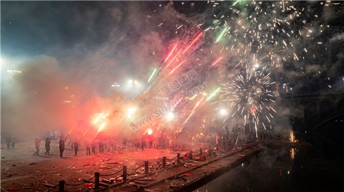 2022隆回跨年夜，河边烟花热闹非常