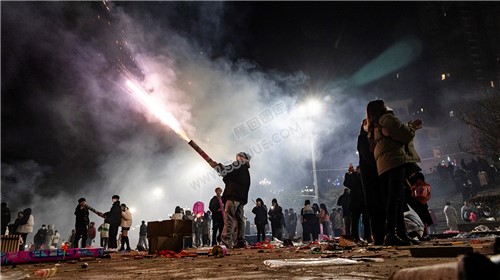 2022隆回跨年夜，河边烟花热闹非常