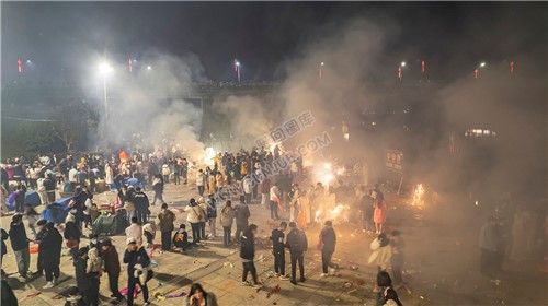 2022隆回跨年夜，河边烟花热闹非常