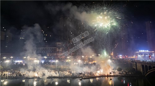 2022隆回跨年夜，河边烟花热闹非常