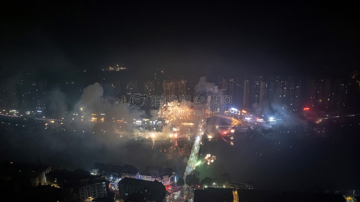 2022隆回跨年夜，河边烟花热闹非常