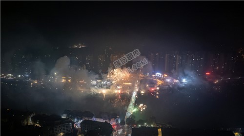 2022隆回跨年夜，河边烟花热闹非常