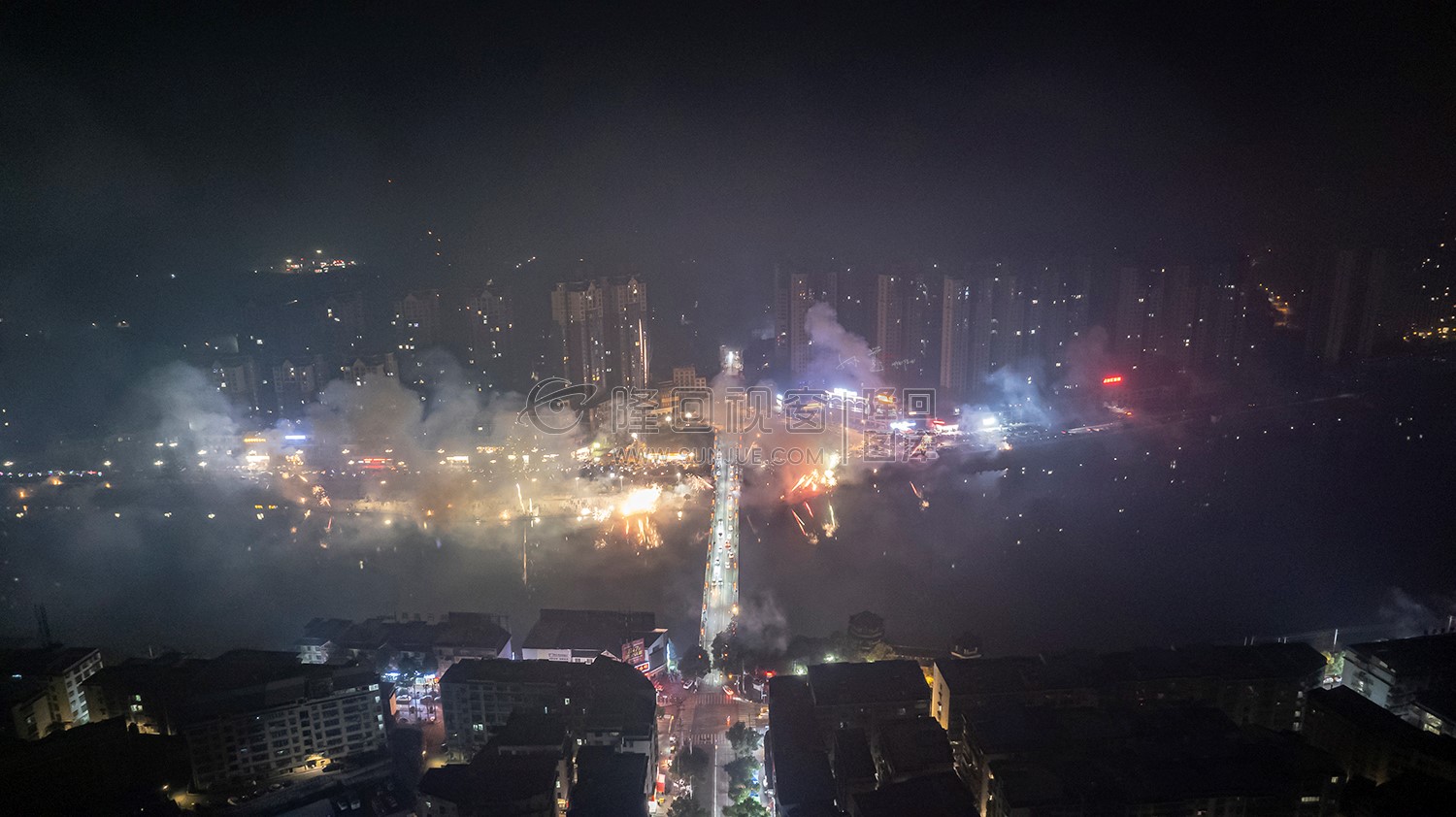 2022隆回跨年夜，河边烟花热闹非常