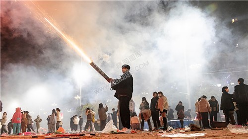 2022隆回跨年夜，河边烟花热闹非常