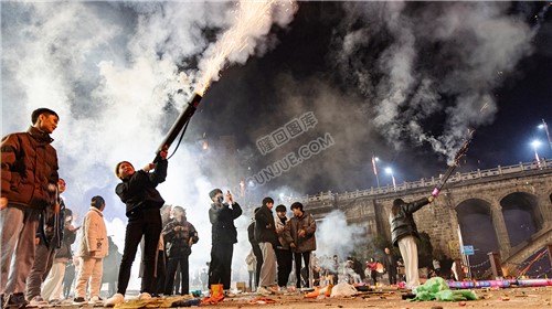 2022隆回跨年夜，河边烟花热闹非常