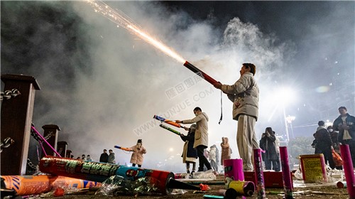 2022隆回跨年夜，河边烟花热闹非常