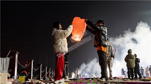 2022隆回跨年夜，河边烟花热闹非常