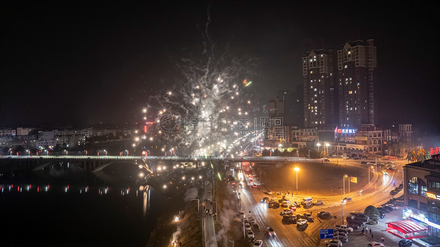 2022隆回跨年夜，河边烟花热闹非常