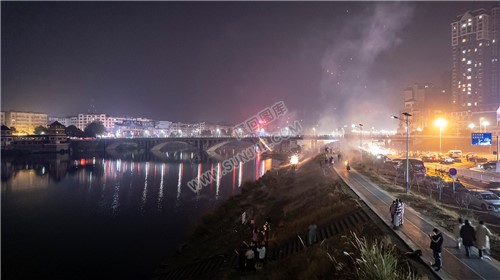 2022隆回跨年夜，河边烟花热闹非常