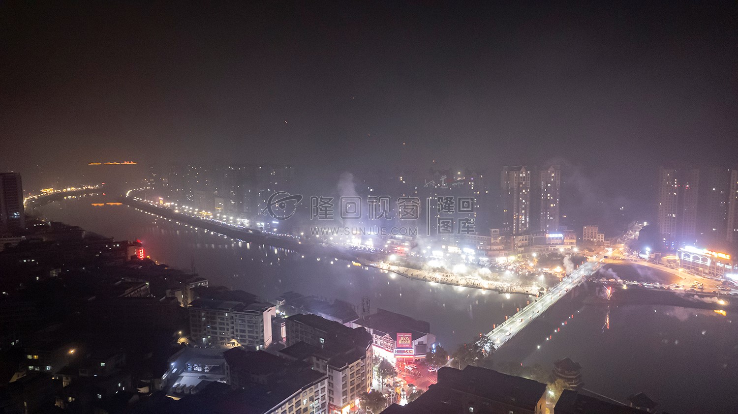 2022隆回跨年夜，河边烟花热闹非常