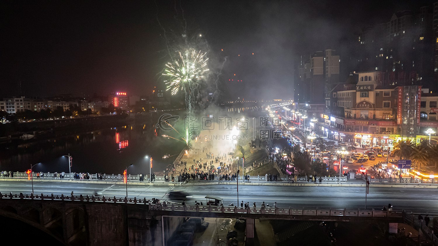 2022隆回跨年夜，河边烟花热闹非常