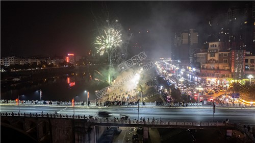 2022隆回跨年夜，河边烟花热闹非常