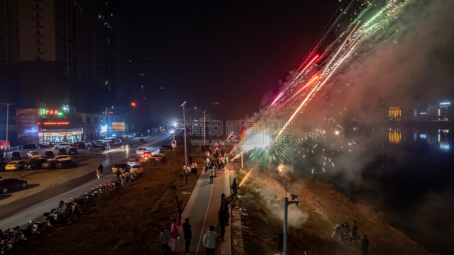 2022隆回跨年夜，河边烟花热闹非常