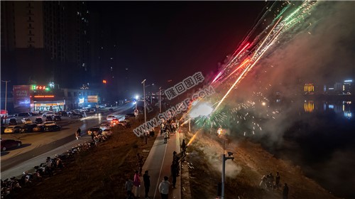 2022隆回跨年夜，河边烟花热闹非常