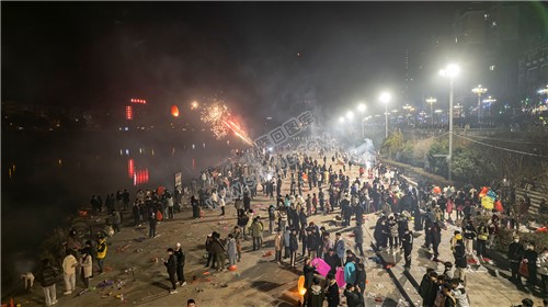 2022隆回跨年夜，河边烟花热闹非常