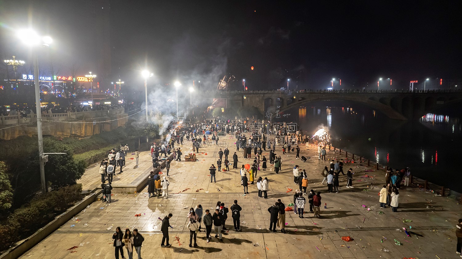 2022隆回跨年夜，河边烟花热闹非常