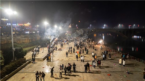 2022隆回跨年夜，河边烟花热闹非常