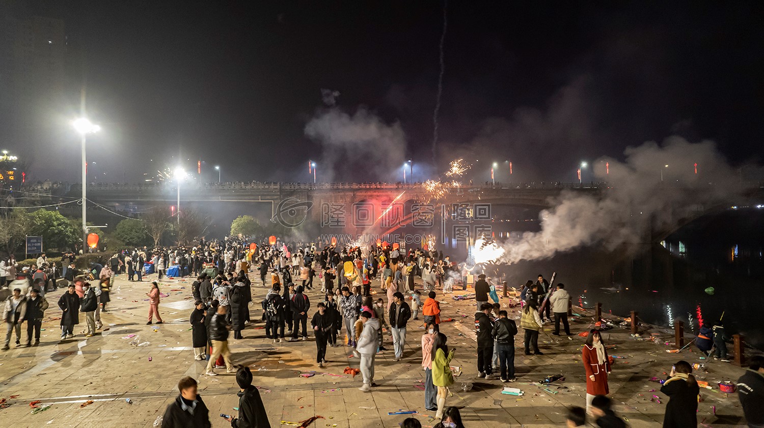 2022隆回跨年夜，河边烟花热闹非常