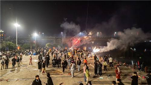 2022隆回跨年夜，河边烟花热闹非常