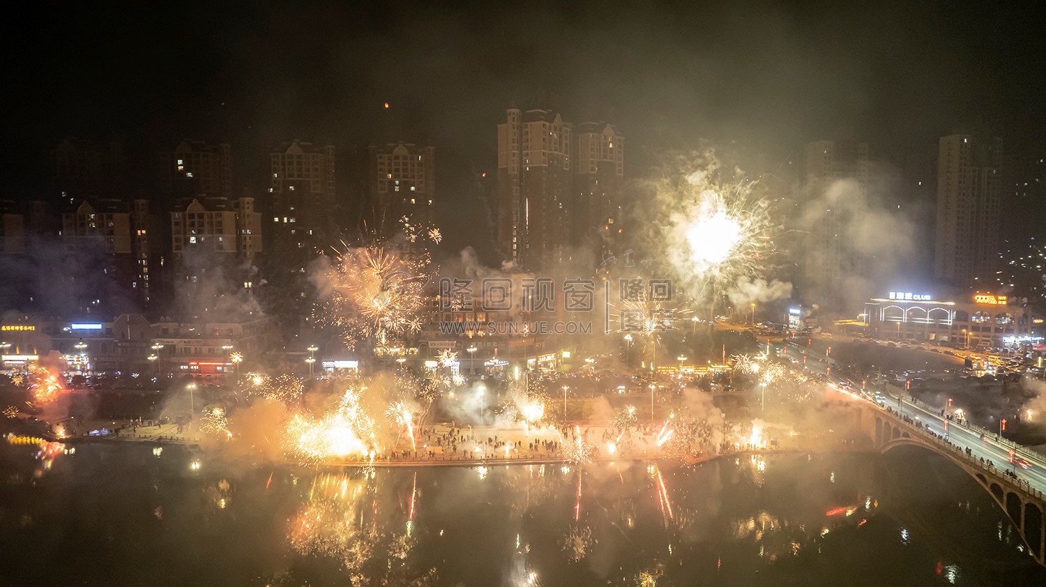 2022隆回跨年夜，河边烟花热闹非常