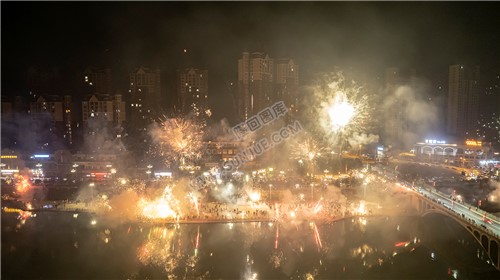 2022隆回跨年夜，河边烟花热闹非常