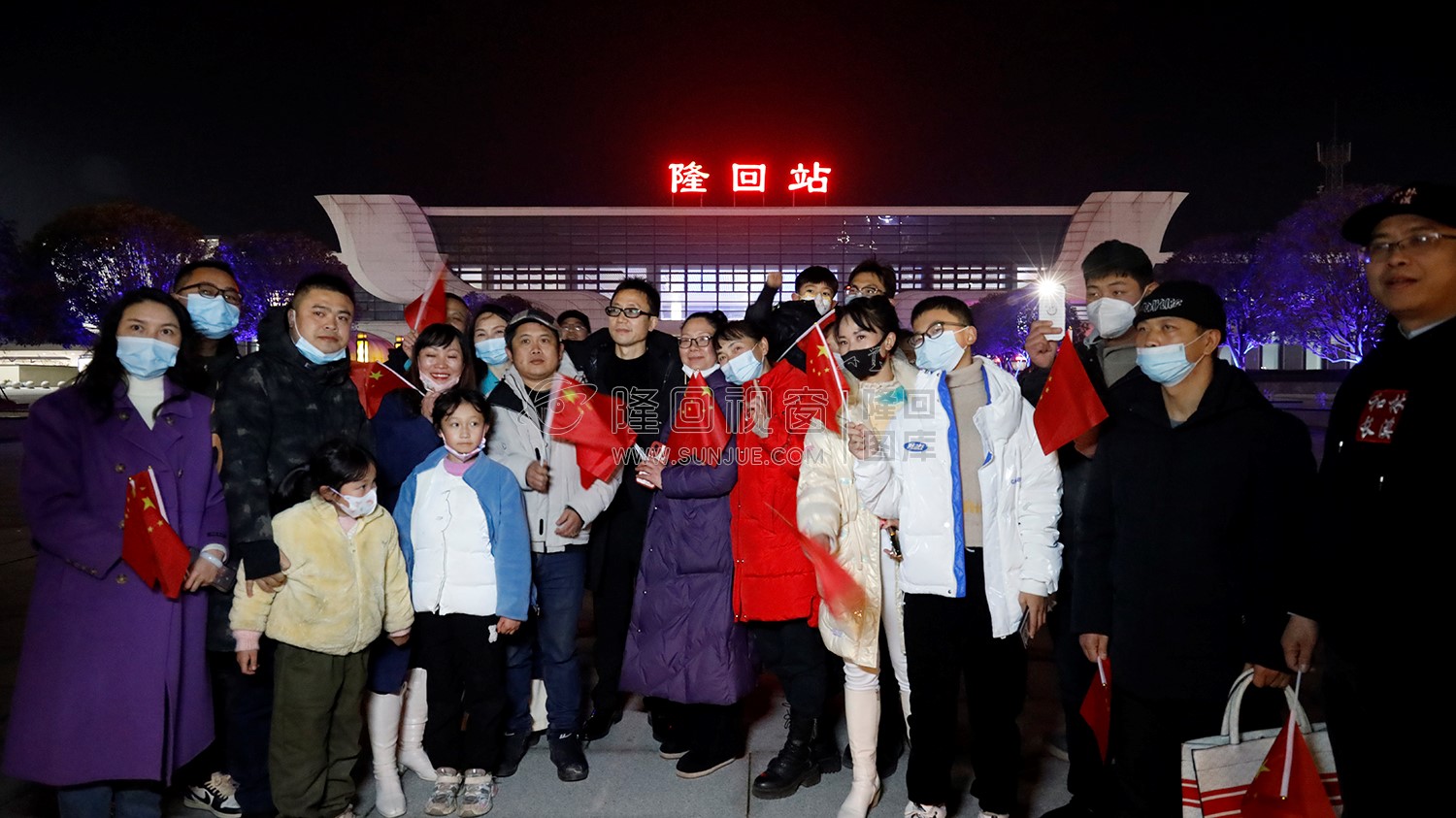 袁树雄湖南卫视跨年晚会载誉归来，隆回人民热情迎接