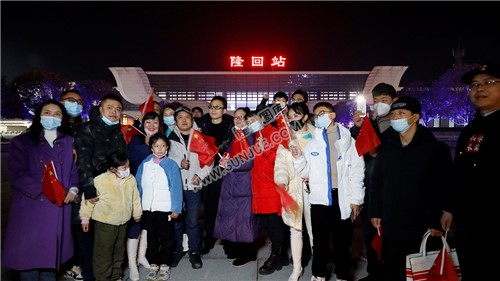 袁树雄湖南卫视跨年晚会载誉归来，隆回人民热情迎接