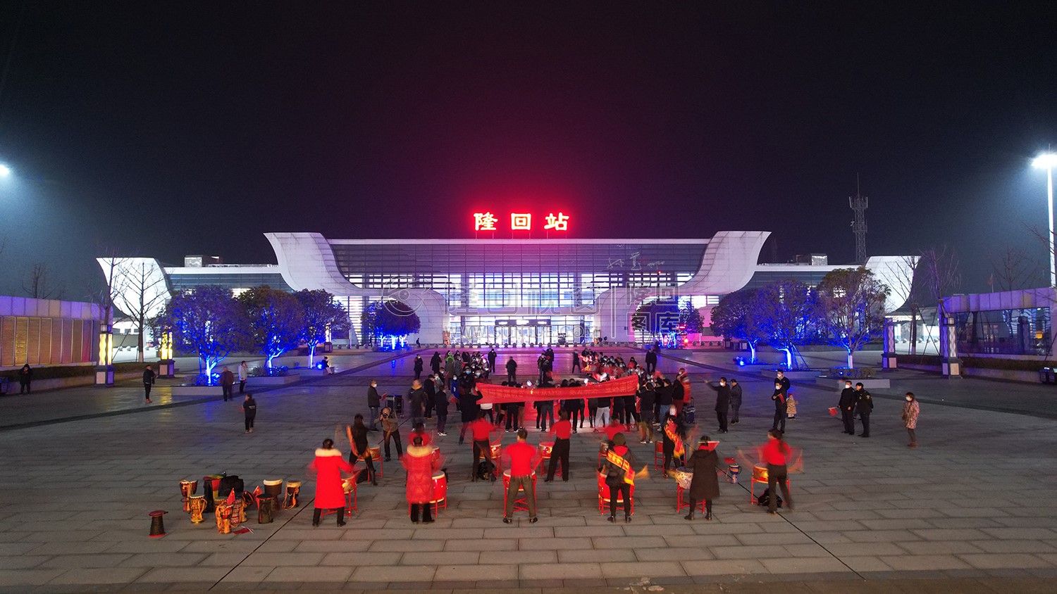 袁树雄湖南卫视跨年晚会载誉归来，隆回人民热情迎接