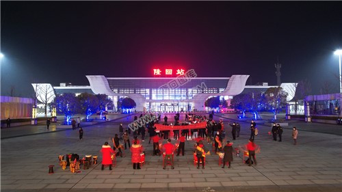 袁树雄湖南卫视跨年晚会载誉归来，隆回人民热情迎接