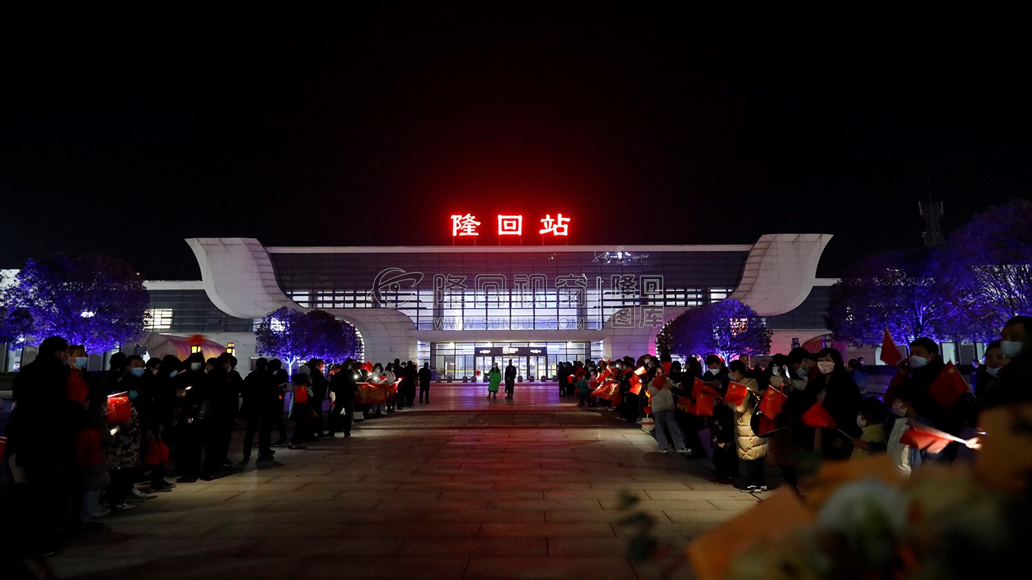 袁树雄湖南卫视跨年晚会载誉归来，隆回人民热情迎接