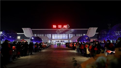 袁树雄湖南卫视跨年晚会载誉归来，隆回人民热情迎接