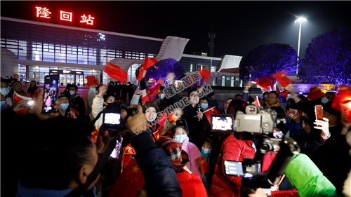 袁树雄湖南卫视跨年晚会载誉归来，隆回人民热情迎接